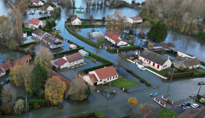 <br />
Наводнения на севере Франции: крики о помощи тонут в безразличии                