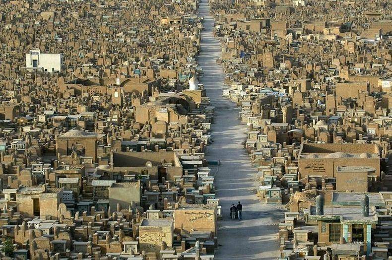 <br />
По 50 тел в склепе: что известно о самом крупном кладбище в мире, где захоронены более 6 миллионов мертвецов                