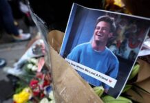 Прощание с Мэттью Перри: коллеги из «Друзей» встретились на похоронах