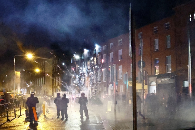 <br />
Протесты в Дублине: граждане требуют безопасности после нападения мигранта                