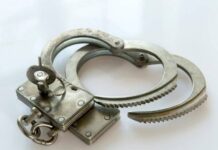 В Иркутске убили 15-летнего подростка на остановке: что известно и задержали ли подозреваемых