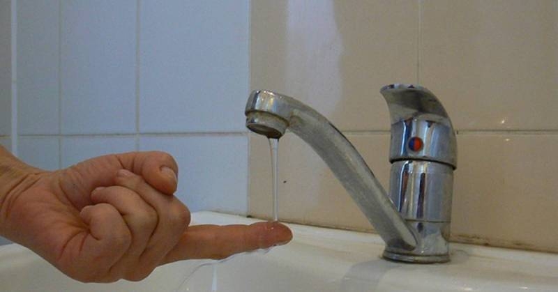<br />
Двойная выгода: легкий способ прочистить засор в раковине и самостоятельно улучшить напор воды в квартире                