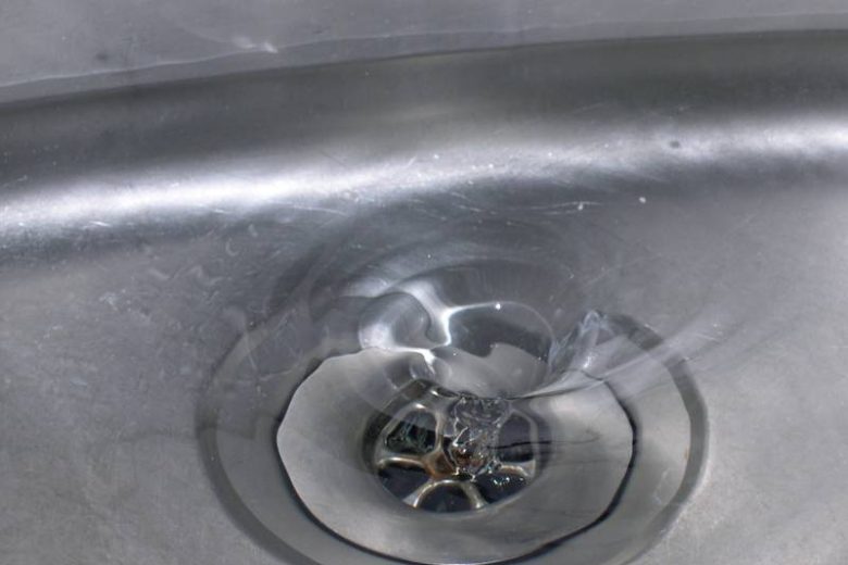 <br />
Двойная выгода: легкий способ прочистить засор в раковине и самостоятельно улучшить напор воды в квартире                