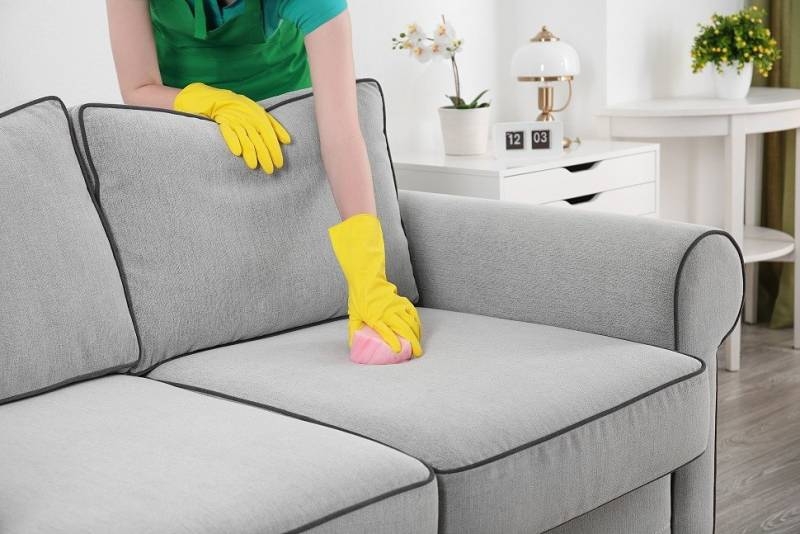 <br />
Как правильно ухаживать за обивкой дивана: секреты чистки различных материалов                