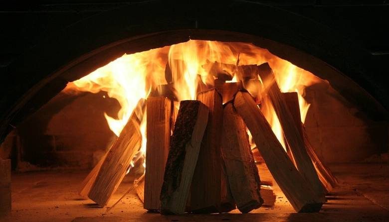 <br />
Как сэкономить дрова и обеспечить долгий огонь: лайфхаки от эксперта                