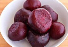 Зачем в кастрюлю, в которой варится свекла, добавляют корочку хлеба и сахар