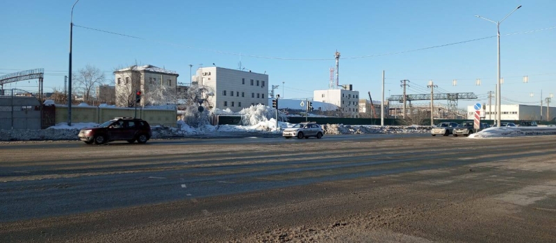 Светофор обледенел и упал из-за коммунальной аварии в Ленинском районе Челябинска