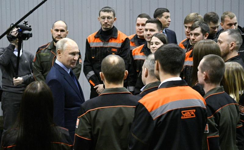 Владимир Путин посетил «Уралвагонзавод» и пообщался с рабочими предприятия
