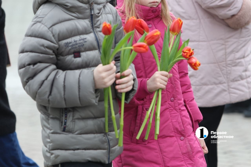 Цветы и игрушки несут челябинцы к памятнику «Орленку» в день национального траура