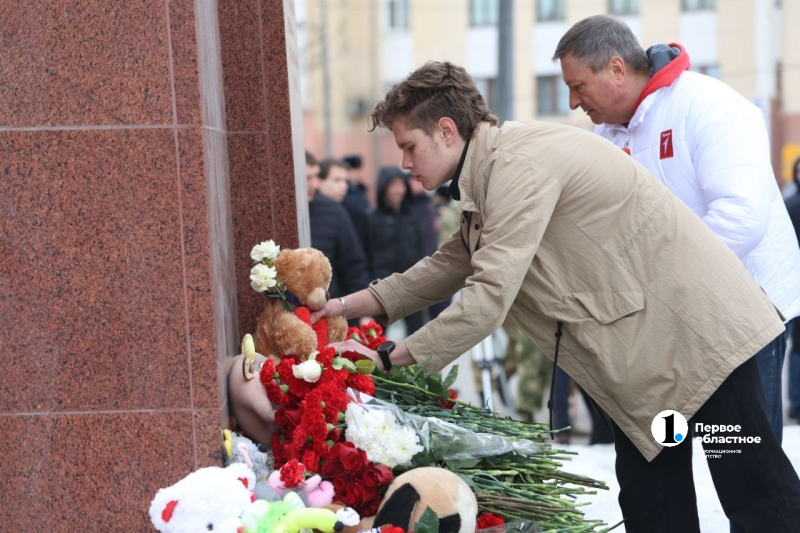 Цветы и игрушки несут челябинцы к памятнику «Орленку» в день национального траура