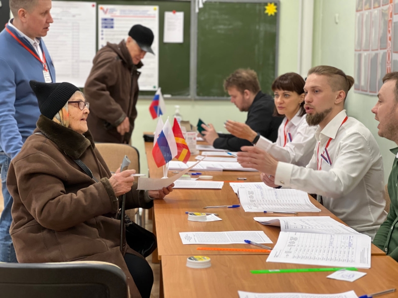 Жители Челябинской области приходят на выборы целыми коллективами