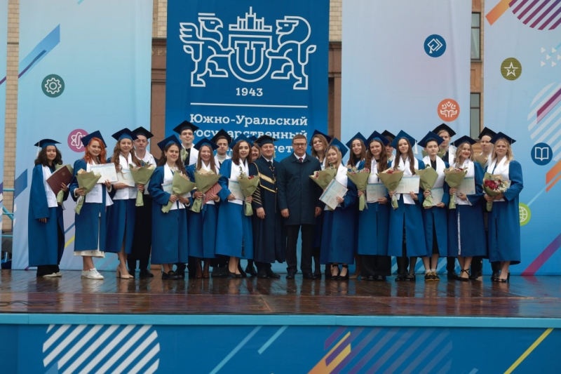 Губернатор Алексей Текслер поздравил выпускников Челябинской области