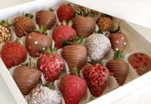 Почему стоит подарить клубнику в шоколаде?