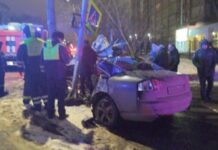 В Челябинске Audi разорвало пополам после наезда на столб