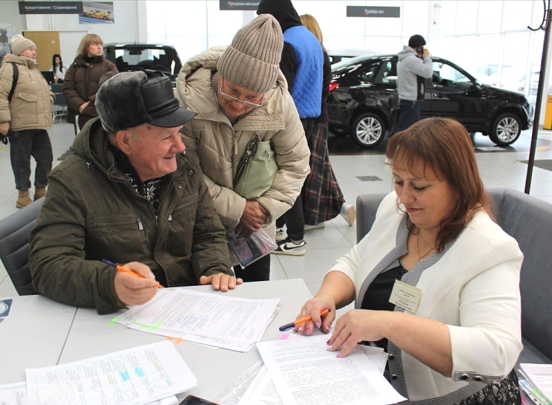 В Челябинской области вручили 20 автомобилей пострадавшим на производстве