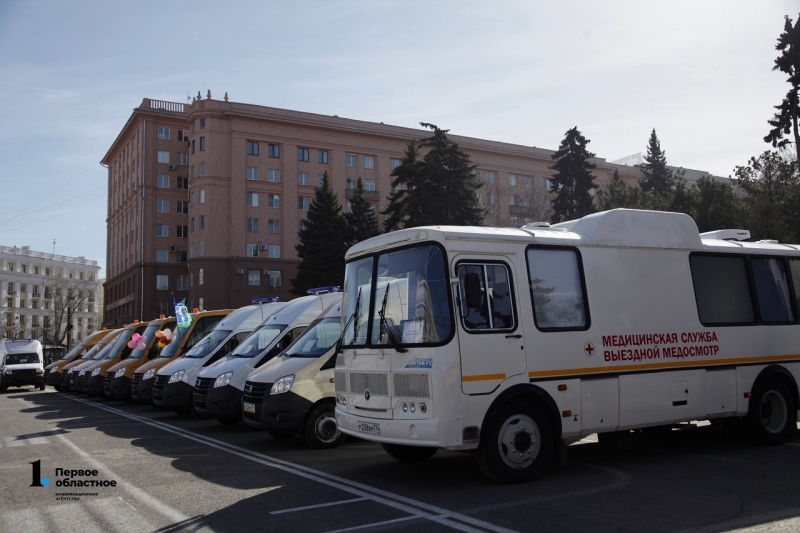 66 новых школьных автобусов и медицинских автомобилей передали в города и районы Челябинской области