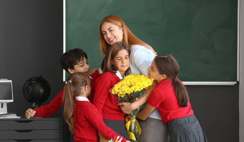 <br />
День учителя в 2023 году: как красиво поздравить педагога                