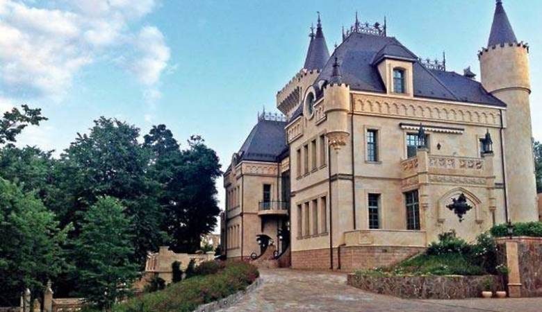 <br />
«Дорого-богато»: сколько тратит Пугачева на содержание замка в деревне Грязь                