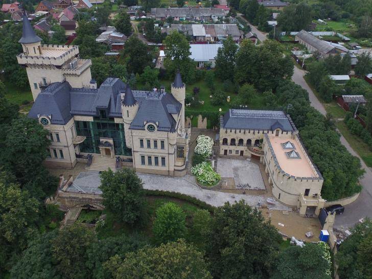 <br />
«Дорого-богато»: сколько тратит Пугачева на содержание замка в деревне Грязь                