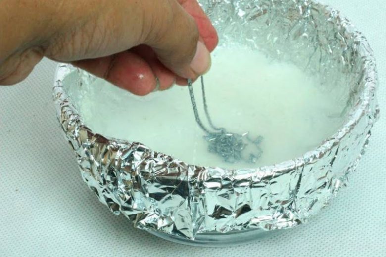 <br />
Эффективные лайфхаки для очистки и восстановления блеска серебряных украшений в домашних условиях                