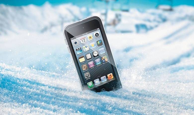<br />
Эксперты рассказали, как правильно спасать смартфон, который упал в снег                