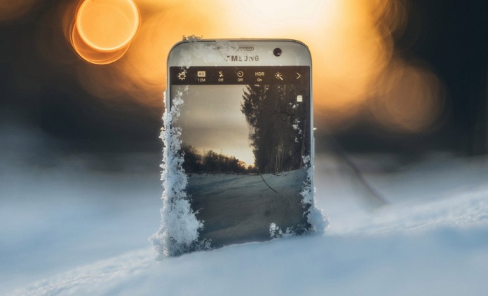 <br />
Эксперты рассказали, как правильно спасать смартфон, который упал в снег                