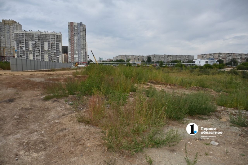 На берегу реки в Челябинске огородили площадку для строительства футбольного манежа