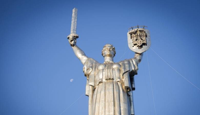 <br />
На киевском монументе «Родина-мать» исчез герб СССР                