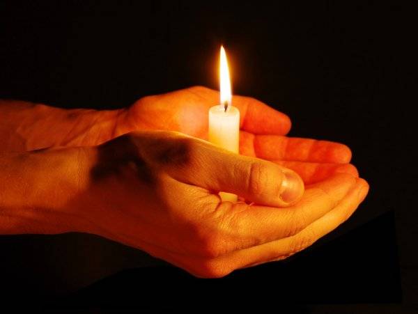 <br />
Праздничные традиции: священник ответил, можно ли дома жечь церковные свечи                
