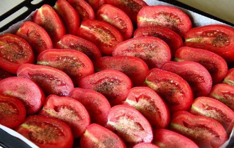 <br />
Шеф-повар Алекс Якутов рассказал, как завялить томаты всего за один день                