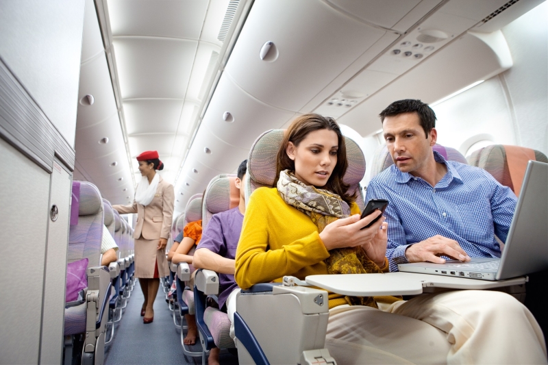 <br />
«Тонкости полета»: что проверяют стюардессы, когда здороваются с вами в самолете                