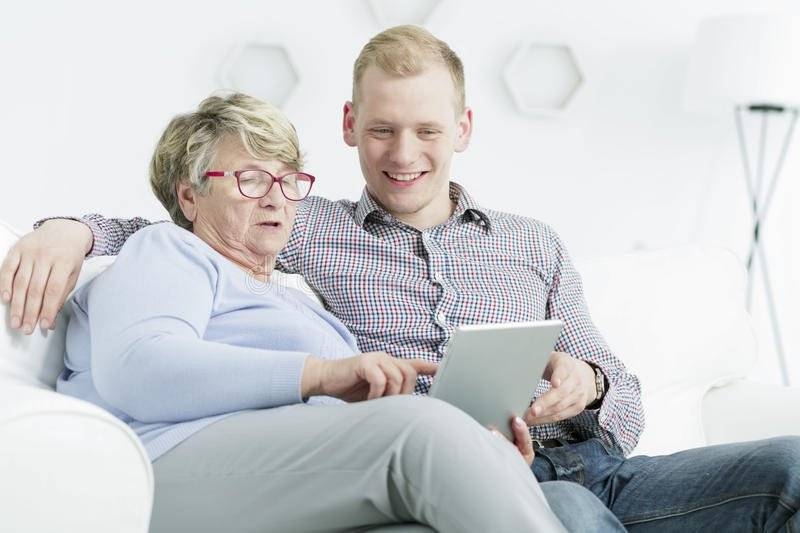 <br />
Удобные выплаты: как оформить и получать пенсию на дом                