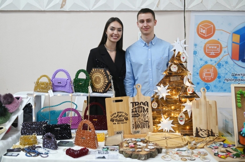 В Челябинской области мастерица дарит вторую жизнь выброшенным новогодним елкам