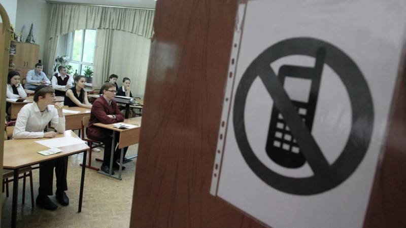 <br />
Законопроект о запрете смартфонов на уроках: мнение экспертов                